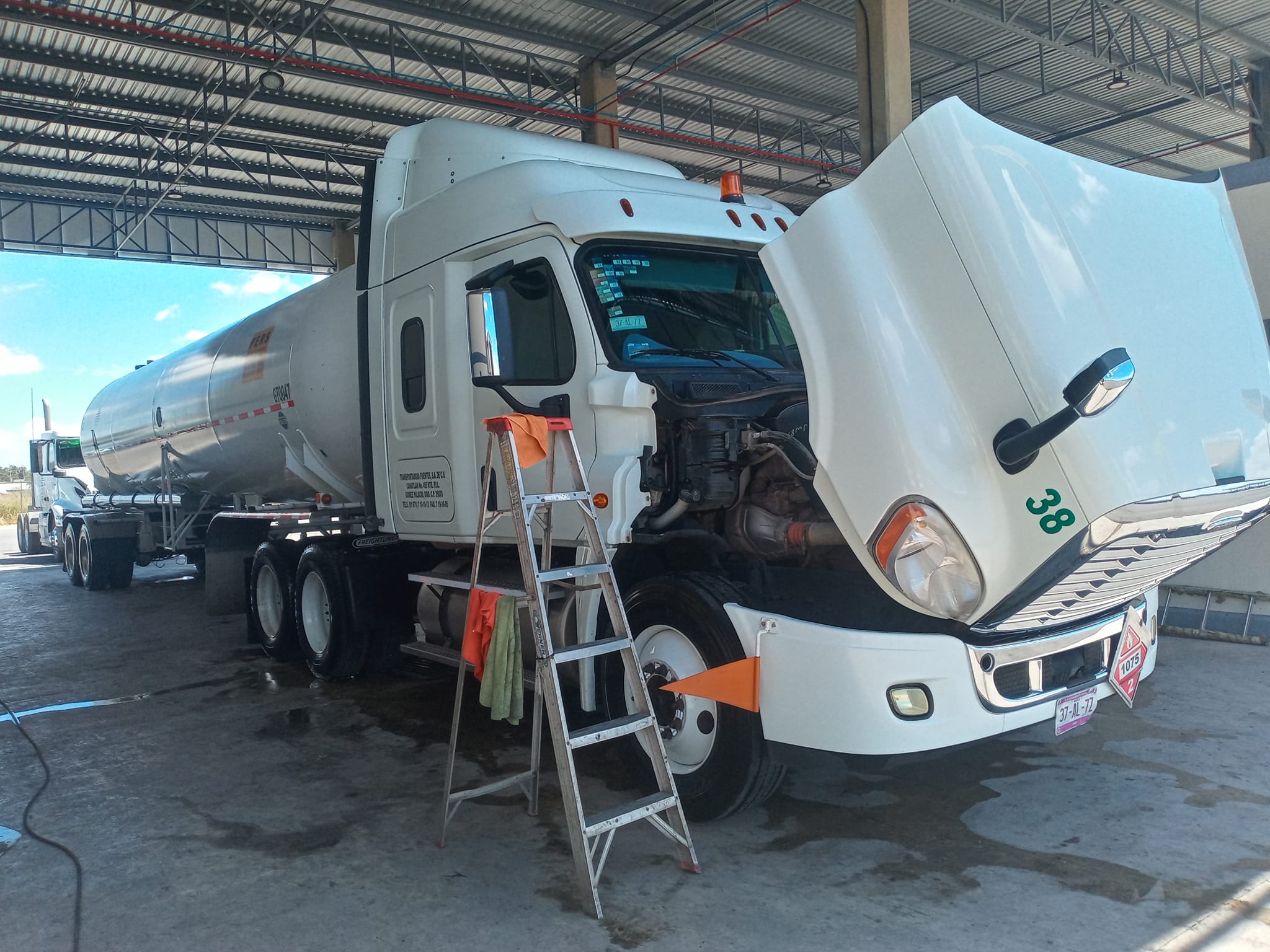 Lavado de tráiler, camiones y carros en Piedras Negras, Coahuila. Multiservicios Herrera